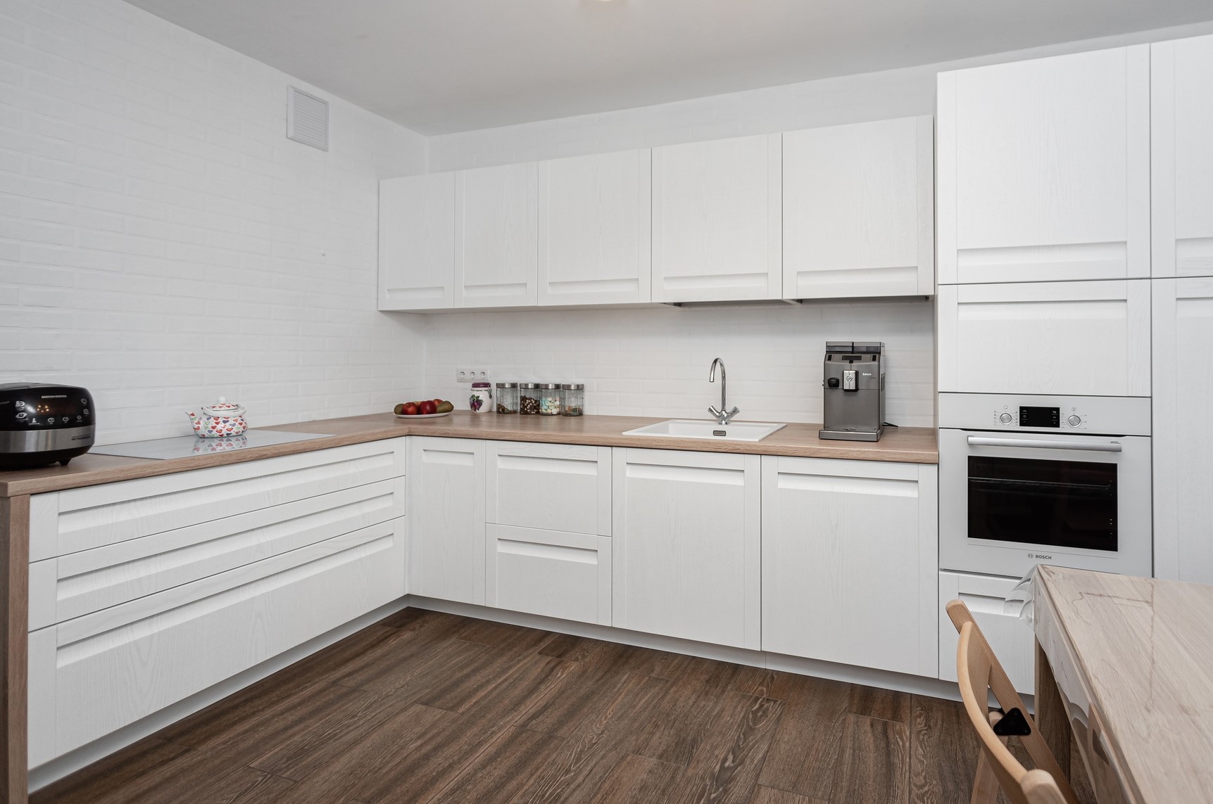 Белая кухня на заказ с деревом: стильные сочетания | ШефКухни